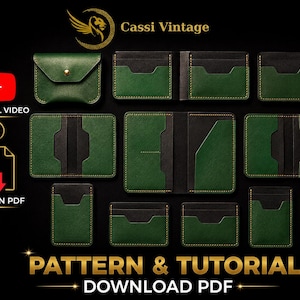 Può includere: Una collezione di portafogli e porta carte in pelle verde e nera. L'immagine include un piccolo portafoglio con chiusura a bottone, diversi porta carte e un portafoglio più grande con tasche interne. Il testo "PATTERN & TUTORIAL DOWNLOAD PDF" è visualizzato.