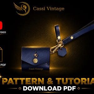 Könnte beinhalten: Eine marineblaue Kunstledertasche mit goldfarbener Hardware und einer passenden Handschlaufe. Die Tasche hat dekorative goldene Knöpfe und einen Verschluss. Das Bild enthält den Text "Pattern & Tutorial Download PDF".