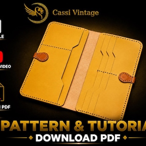 Op de afbeelding: Open, mosterdgele leren portemonnee met meerdere kaartsleuven en een druksluiting. De afbeelding bevat de tekst "PATTERN & TUTORIAL DOWNLOAD PDF" en pictogrammen voor SVG-bestand, tutorialvideo en PDF-patroon.