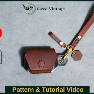Puede incluir: Una funda de cuero marrón con un cierre de metal dorado y una correa de cuero marrón. La funda tiene un diseño cosido y el texto "Cassi Vintage" está impreso en la parte delantera. La imagen incluye el texto "Pattern & Tutorial Video".