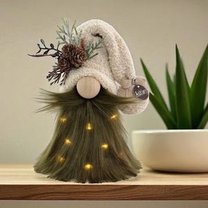 Boskabouter mosgroen stahoogte: 8 inch ~ Kan worden gepersonaliseerd met elk bericht! Grenen - optioneel kerstverlichting en naamplaatje