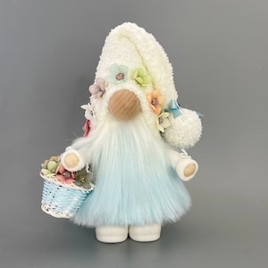 SkyBlue Ombré Bauernhaus Gnom mit Blumenkorb handgefertigte Stiefel / handgefärbtes Fell.Kann mit Namensschild und Lichtern personalisiert werden