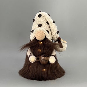 KOFFIE Kabouter ~ Boerderijdecoratie ~ stahoogte 8 ~ Kan worden gepersonaliseerd met elk bericht! Verjaardagscadeau~Koffiegeur-bruin