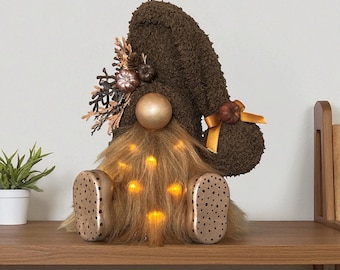 Zittende herfstkabouter met handgegoten/handgeschilderde keramische laarzen ~ zithoogte 7 inch ~ Bosgebladerte ~ Kan worden gepersonaliseerd!