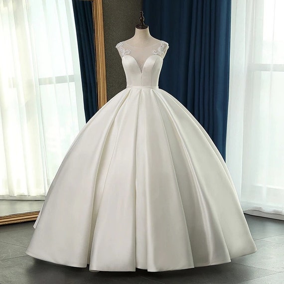 Vestido de noiva  Fancy wedding dresses, Elegant wedding dress
