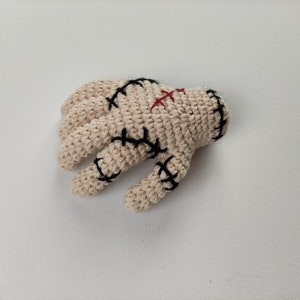 Fani Thing Wednesday. Wzór szydełkowy z filmem. Prosty wzór na rękojeść Amigurumi z Rodziny Addamsów. Brelok.