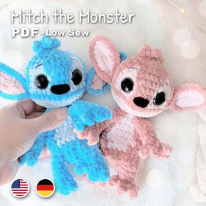 Op de afbeelding: Twee gehaakte monsterpoppen, één blauw en één roze, met grote zwarte ogen en oversized oren. De blauwe pop wordt door een hand vastgehouden. De tekst "Mitch the Monster PDF - Low Sew" staat bovenaan de afbeelding. De Amerikaanse en Duitse vlaggen staan onderaan.