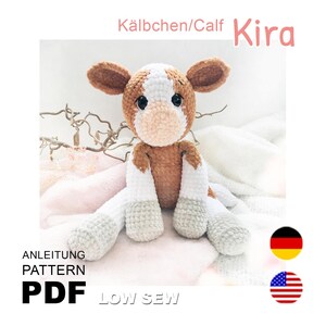 Op de afbeelding: Haakpatroon PDF voor een bruin en wit kalf amigurumi speelgoed genaamd Kira. Het patroon bevat instructies voor een low-sew optie. De afbeelding toont het afgewerkte speelgoed op een wit deken met Duitse en Amerikaanse vlaggen.