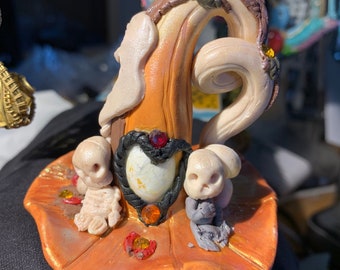 Esqueletos enamorados de Halloween, altar de sombrero de bruja de arcilla Fimo