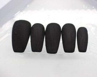 Uñas postizas reutilizables personalizadas de color negro mate azabache.