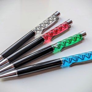 DNA-penna, dubbelspiral, vetenskapspenna, doktorspenna, vetenskapspresent, lärarpresent, mentorpresent, unik penna, planerarpenna, läkarepresent, studentpresent