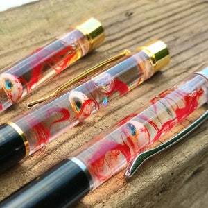 Augapfel Stift, Gothic Stift, Halloween Stift, Blut Stift, Floating Pen, Horror Geschenk, Optiker Geschenk, winziger Augapfel, gruseliger Stift, Horror-Fan, Gory Geschenk