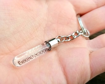 Malutki zabawny brelok, fiolka 3 cm, prezent z czarnym humorem, zabawny prezent dla niego, obraźliwy prezent, zabawny brelok z chloroformem, prezent żartobliwy, probówka, trucizna