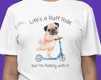 Lifes a Ruff Fahrt, aber ich rolle mit ihm Mops auf Roller Tshirt Männer Frauen Kinder Geschenk für Hundeliebhaber Tierliebhaber Unisex Softstyle T-Shirt