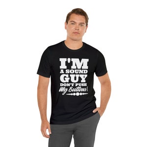 Pode incluir: Uma camiseta preta com texto branco que diz "I'm a sound guy don't push my buttons!"