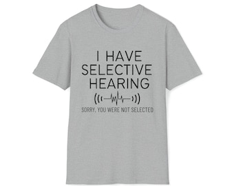 Może przedstawiać: Szary T-shirt z tekstem "Mam selektywny słuch" i stylizowanym wzorem bicia serca. Tekst "Przepraszam, nie zostałeś wybrany" znajduje się pod wzorem.