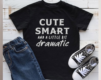 Camisa fofa inteligente e um pouco dramática/dramática/rts/rainha do drama/camiseta juvenil/camisa de meninas/top de meninas/aniversário de meninas