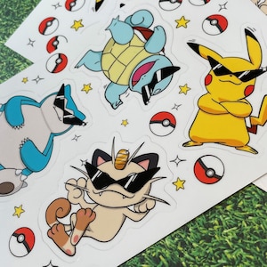 Könnte beinhalten: Blätter mit Aufklebern mit verschiedenen Pokémon-Charakteren, die Sonnenbrillen tragen. Die Aufkleber zeigen Pikachu, Schiggy, Mauzi und andere, zusammen mit Poké Bällen und Sternen. Die Aufkleber befinden sich auf weißem Hintergrund.