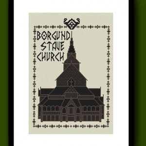 Puede incluir: Punto de cruz enmarcado de la iglesia de madera de Borgund. La obra presenta una representación detallada de la iglesia en tonos marrones y negros, con el nombre de la iglesia bordado encima. El marco es negro.