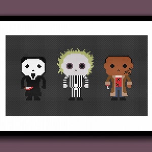 Puede incluir: Una impresión enmarcada de arte pixelado con tres personajes de películas de terror: Ghostface, Beetlejuice y Pinhead. Los personajes están representados en un estilo pixelado sobre un fondo gris oscuro. La impresión está enmarcada en un marco negro.