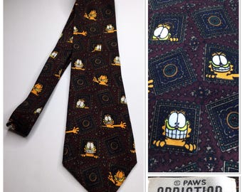 Krawat męski Garfield Paws Addiction z postacią z kreskówki w kolorze bordowym i zabawnym kotem