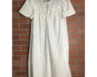 Vintage womens nightgown white ruffled lace trim embroidered pastel flowers babydoll