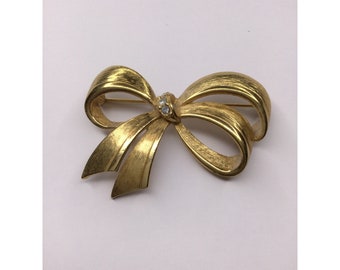 Vintage Avon Gold Tone Rhinestone Brooch Pin Ribbon Bow Designer Jewelry