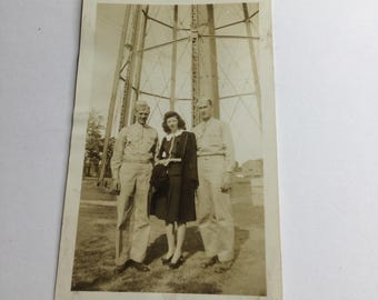 Vintagefotografi från andra världskriget av soldater i uniform och en vacker kvinna i en ögonblicksbild