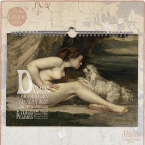 Op de afbeelding: Een wandkalender voor 2027 getiteld Dogs in Art History met een reproductie van een klassiek schilderij van een persoon en een kleine witte hond. De kalender is aan de bovenkant spiraalgebonden en bevat tekst over het merk Etoile Polaris.