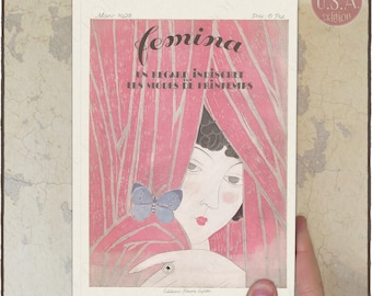 Op de afbeelding: Een Femina-tijdschriftomslag uit maart 1928 met een gestileerde illustratie van een persoon met donker haar die door roze gordijnen met een blauwe vlinder kijkt. De tekst luidt Femina, Un Regard Indiscret Sur Les Modes De Printemps.