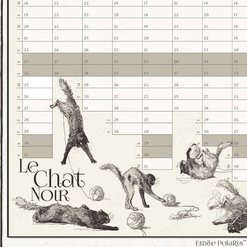 Op de afbeelding: Een wandkalender met een rasterindeling, zwarte tekst en grijs gearceerde weekendrijen. Het ontwerp bevat zwarte inktillustraties van verschillende katten die met bollen wol spelen en de tekst Le Chat Noir en Etoile Polaris gedrukt.