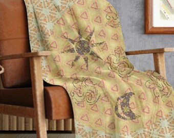 Manta de felpa con ilustración original en acuarela de la luna, las estrellas y el sol. 100% poliéster aterciopelado. Decoración acogedora para el hogar, estilo bohemio, con un toque místico.