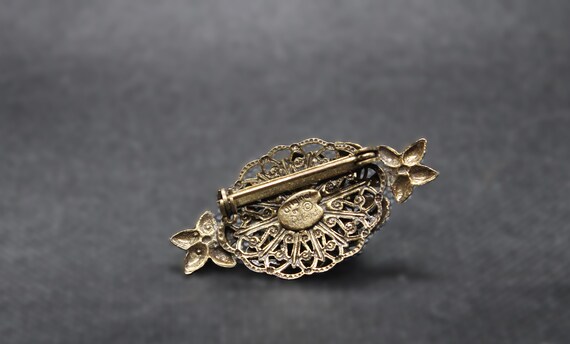 Vintage Signed Robert Brooch – Peking Glass Cabochon, Seed Pearl Flowers View 3
