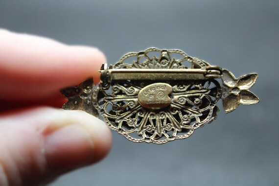Vintage Signed Robert Brooch – Peking Glass Cabochon, Seed Pearl Flowers View 4