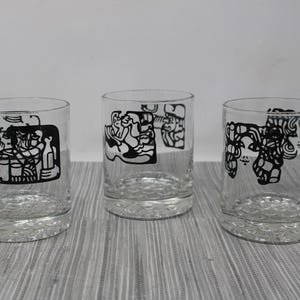 Peut inclure: Ensemble de trois mugs en céramique avec une finition mate et mouchetée. Les tasses sont de couleur crème, marron clair et marron foncé. Chaque mug a un design simple et une anse arrondie.