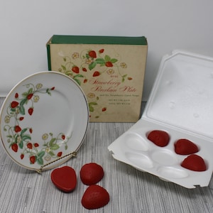 Vintage 1978 Avon Strawberry Porcelain Plate with 22K Gold Trim and 6 Strawberry Shaped Hand Soaps - Original Box - Strawberry Avon Gift Set