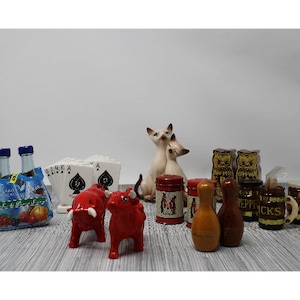 salières et poivrières vintage - ensembles de shaker kitsch - taureaux rouges - pingouins et coeurs - quilles de bowling - chats siamois - hiboux - cartes - barils