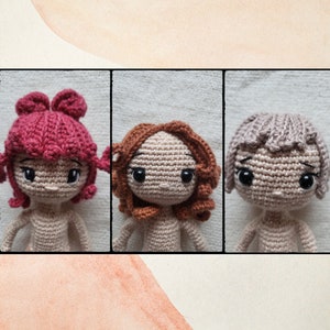 Peut inclure: Trois poupées en crochet avec des cheveux de différentes couleurs. La poupée à gauche a les cheveux roses, la poupée au milieu a les cheveux bruns et la poupée à droite a les cheveux gris. Les trois poupées ont les mêmes traits du visage et le même corps.
