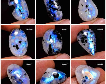 Puede incluir: Nueve cabujones de piedra de luna arcoíris diferentes con inclusiones negras. Los cabujones son de forma ovalada, de lágrima y triangular.