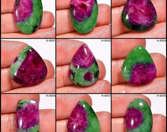 Può includere: Nove pietre preziose lucide con una vibrante combinazione di colori magenta intenso e verde. Ogni pietra ha una forma unica, tra cui ovale, a goccia e rettangolare. Le pietre preziose sono esposte su uno sfondo neutro.