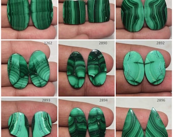 Puede incluir: Una colección de piedras preciosas de malaquita pulidas en varias formas, incluyendo óvalos, rectángulos y triángulos. Las piedras muestran un color verde intenso con patrones de bandas distintivos. Cada par se sostiene en una mano, mostrando la belleza natural del mineral.