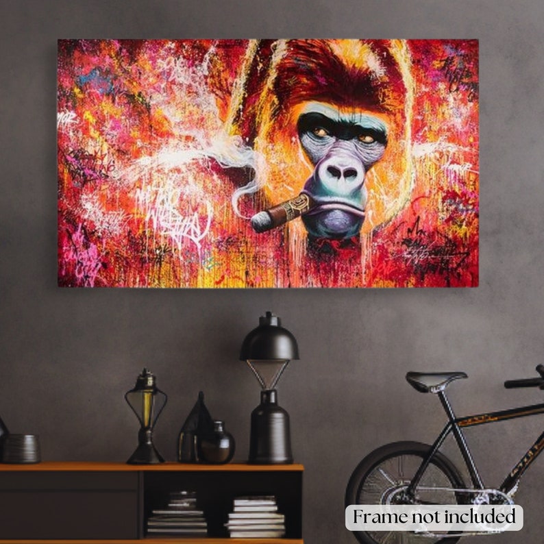 K&ouml;nnte beinhalten: Ein lebendiger Leinwanddruck mit einem Gorilla, der eine Zigarre raucht. Das Kunstwerk zeigt einen farbenfrohen Hintergrund im Graffiti-Stil mit Rot-, Orange- und Rosat&ouml;nen. Das Gesicht des Gorillas ist detailliert mit einem ernsten Ausdruck.
