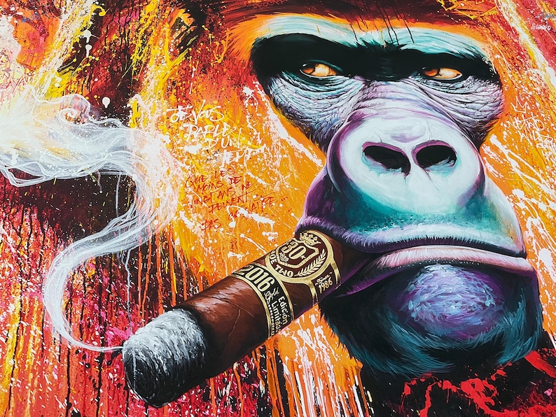 K&ouml;nnte beinhalten: Ein lebendiges Gem&auml;lde eines Gorillas, der eine Zigarre raucht. Das Kunstwerk zeigt eine Nahaufnahme des Gesichts des Gorillas mit detailliertem Fell und intensiven Augen. Die Zigarre ist braun mit einem goldenen Band. Spritzer in Orange und Wei&szlig; bilden einen dynamischen Hintergrund.