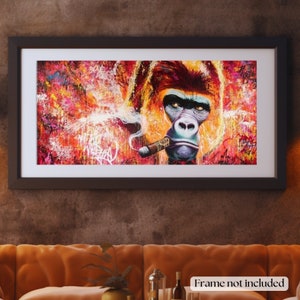 K&ouml;nnte beinhalten: Gerahmtes Kunstwerk mit einem Gorilla, der eine Zigarre raucht, vor einem lebendigen Graffiti-Hintergrund aus Rot, Orange und Wei&szlig;. Das Gesicht des Gorillas ist detailliert mit einem ernsten Ausdruck. Der Rahmen ist schwarz. Unten steht "Rahmen nicht enthalten."