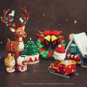 Può includere: Una scena natalizia con una renna marrone, un albero di Natale verde, una ghirlanda rosso e verde, una casetta di pan di zenzero bianca, una slitta rossa con una figura di Babbo Natale e due piccoli personaggi. La scena è realizzata con blocchi di plastica colorati.