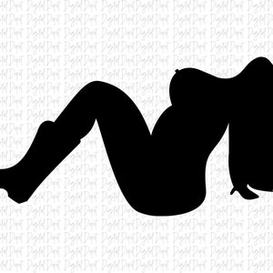 Puede incluir: Silueta negra de una persona sentada con una pierna extendida y la otra doblada. La persona lleva una bota en la pierna extendida.