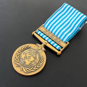 Korean War Service Medal replica with Blue-White UN Ribbon – Military Collectible, Veteran Gift, Historical Memorabilia, Display Medal