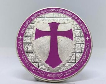 Könnte beinhalten: Eine silberne Münze mit einem violetten Kreuz auf einem Schild. Die Münze hat eine lateinische Inschrift am Rand.