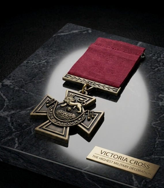ヴィクトリア十字勲章（英国軍功労勲章レプリカ）、英国名誉勲章