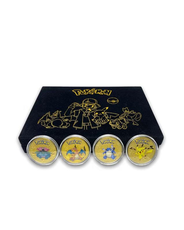 ポケモンコレクションの金メッキコインとプラスチックカードが黒の